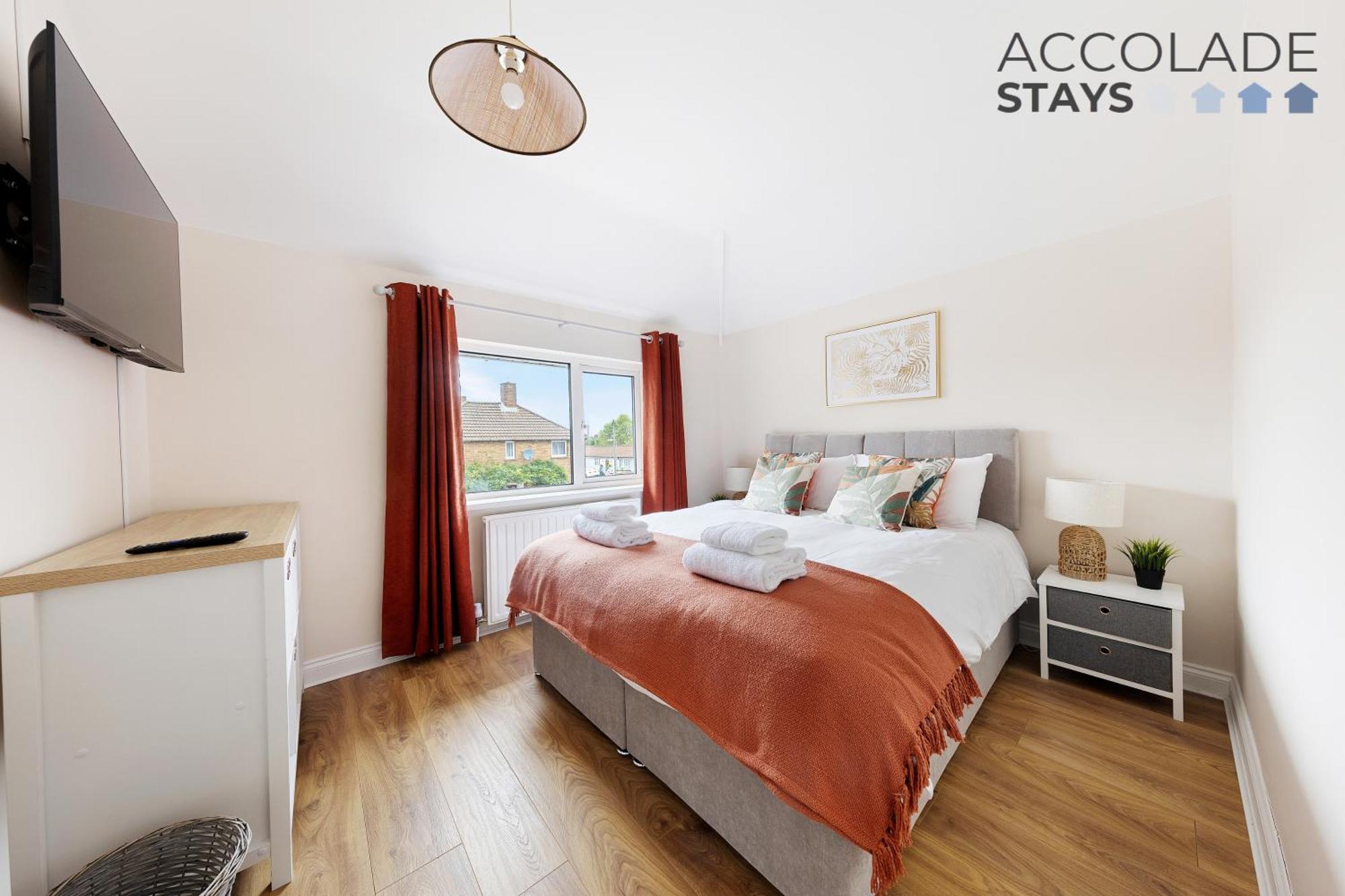 3 Bed, 2 Bath, Sleeps 6, With Free Parking & Wifi, Ideal For Contractors And Families *