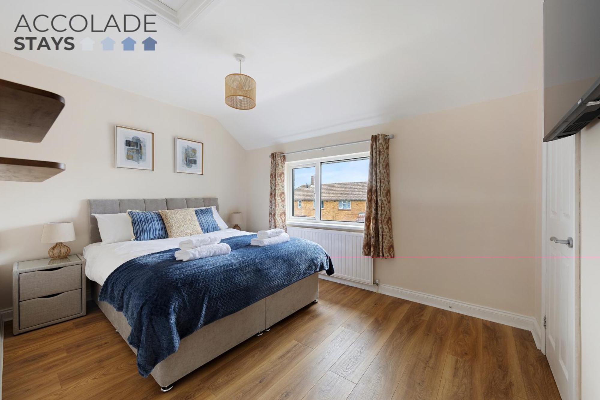 3 Bed, 2 Bath, Sleeps 6, With Free Parking & Wifi, Ideal For Contractors And Families Basingstoke