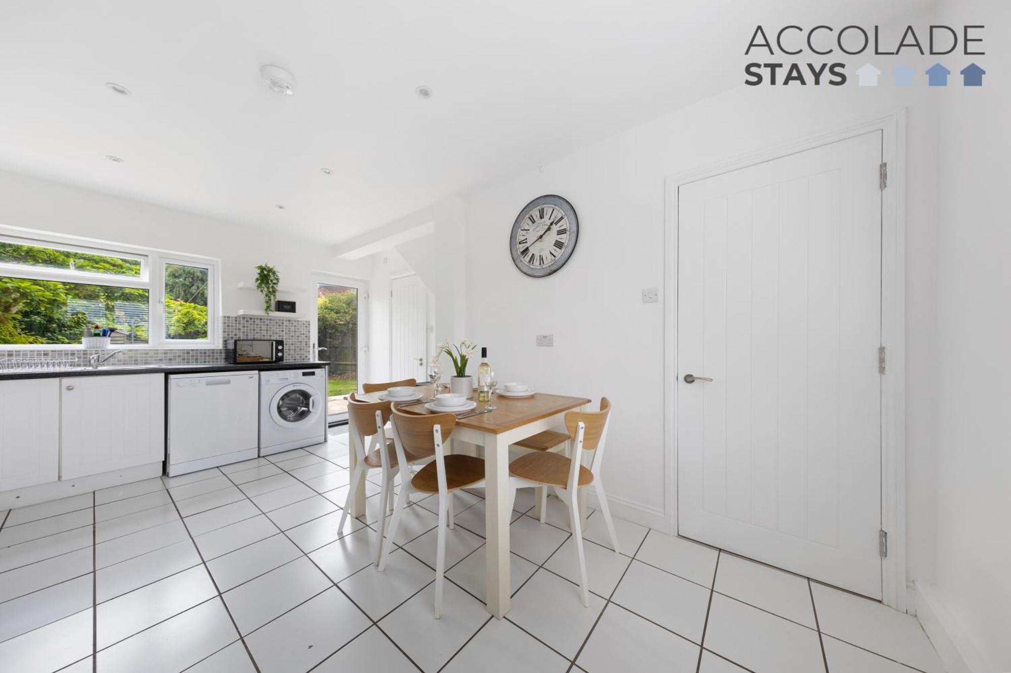3 Bed, 2 Bath, Sleeps 6, With Free Parking & Wifi, Ideal For Contractors And Families *