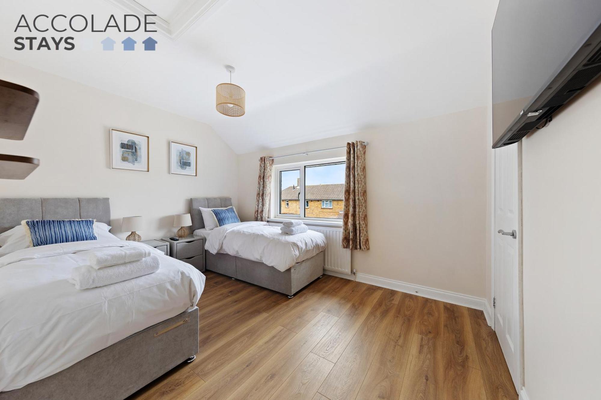 Holiday home 3 Bed, 2 Bath, Sleeps 6, With Free Parking & Wifi, Ideal For Contractors And Families *