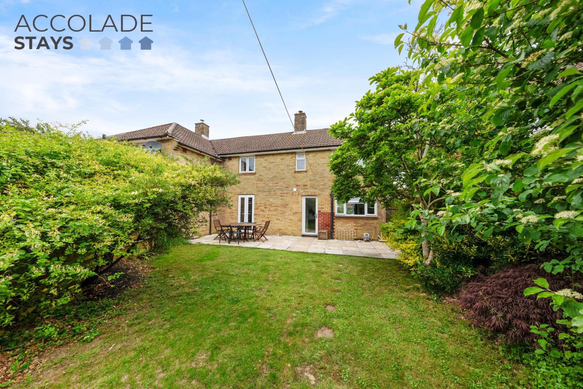 Holiday home 3 Bed, 2 Bath, Sleeps 6, With Free Parking & Wifi, Ideal For Contractors And Families Basingstoke