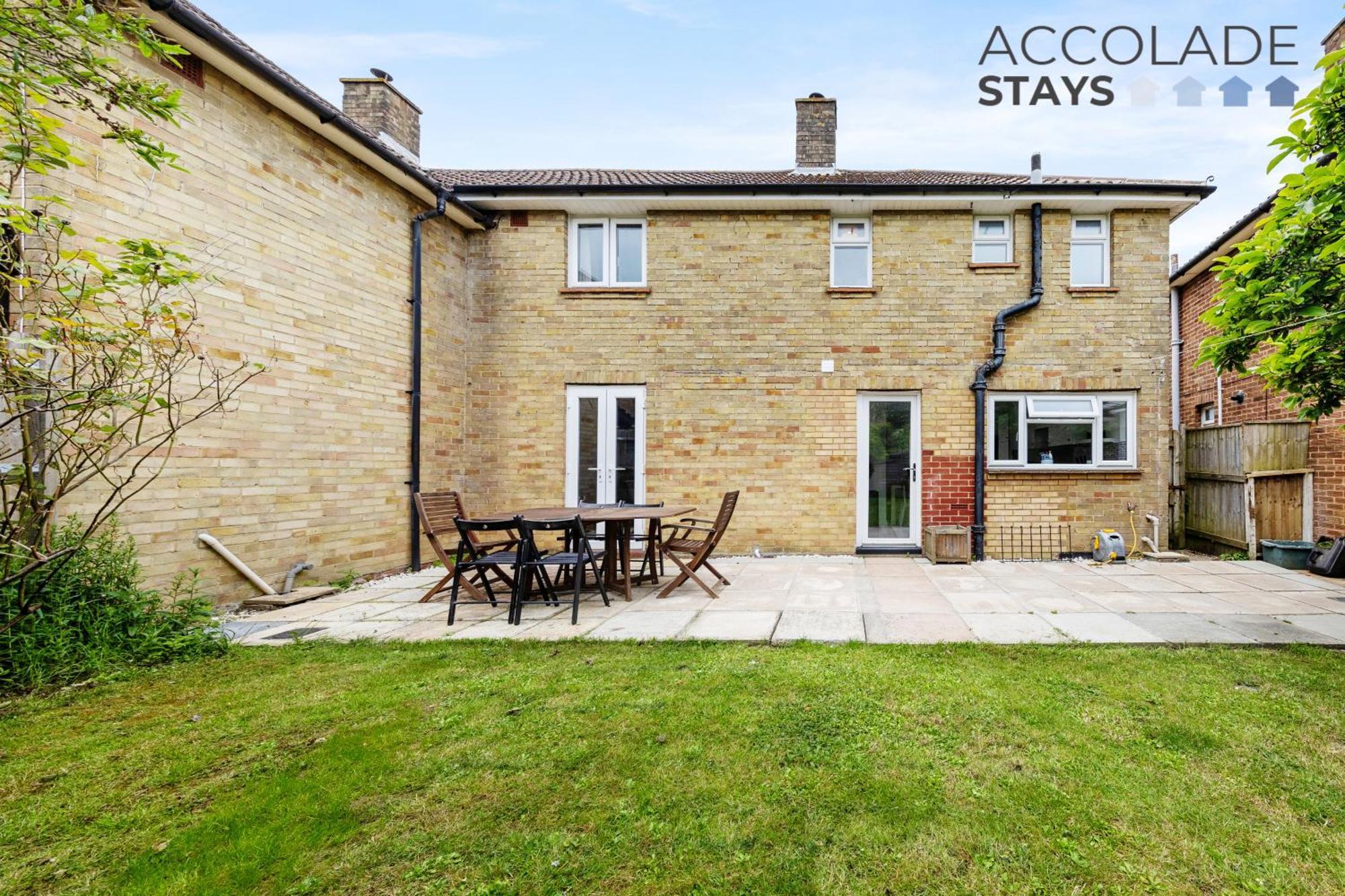 3 Bed, 2 Bath, Sleeps 6, With Free Parking & Wifi, Ideal For Contractors And Families Holiday home