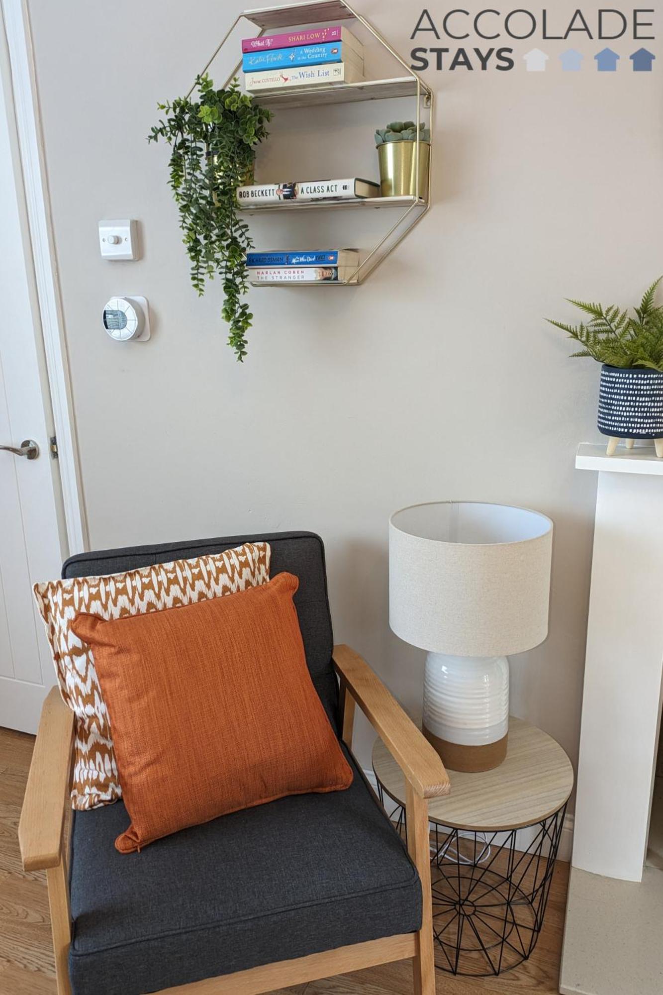 3 Bed, 2 Bath, Sleeps 6, With Free Parking & Wifi, Ideal For Contractors And Families Holiday home *
