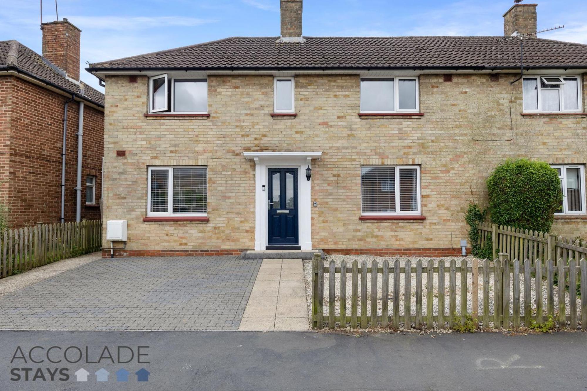 3 Bed, 2 Bath, Sleeps 6, With Free Parking & Wifi, Ideal For Contractors And Families Basingstoke