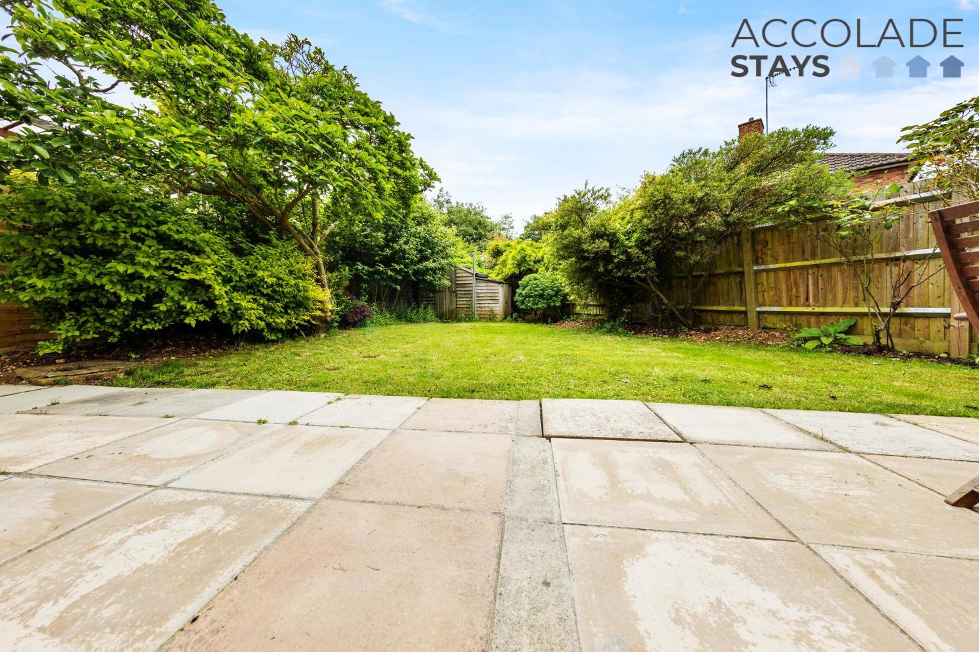 3 Bed, 2 Bath, Sleeps 6, With Free Parking & Wifi, Ideal For Contractors And Families Basingstoke
