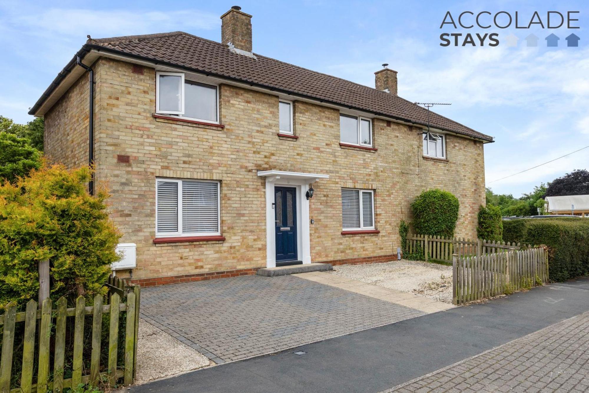 3 Bed, 2 Bath, Sleeps 6, With Free Parking & Wifi, Ideal For Contractors And Families Basingstoke