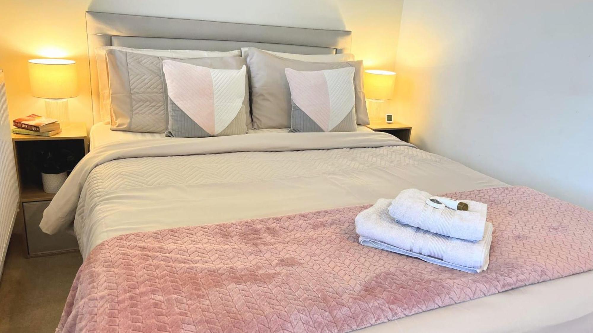 Lux Balcony Penthouse Hospital 2min Drive And Walkable Basingstoke
