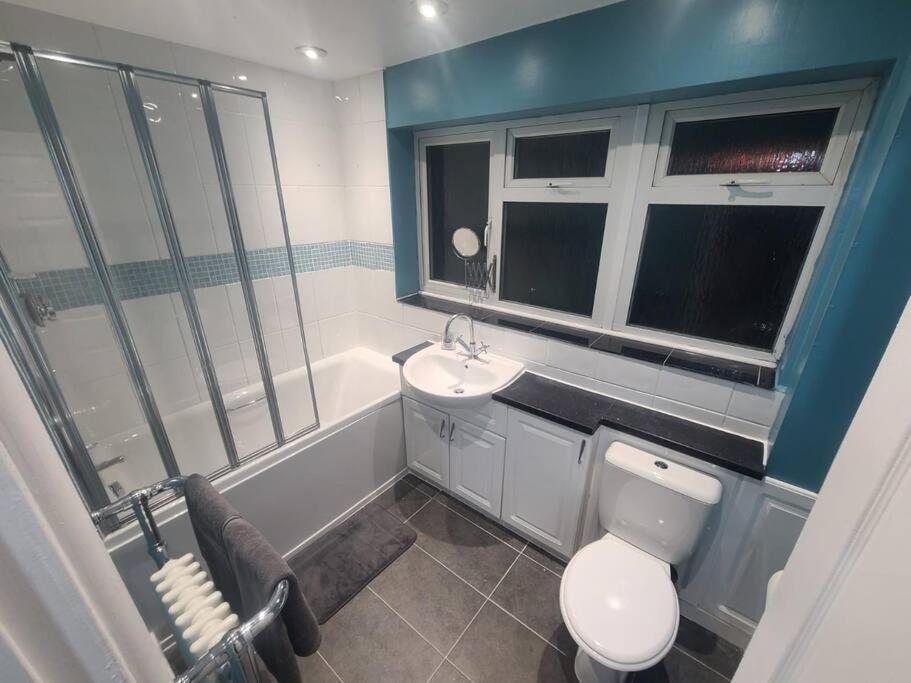 Spacious 3br In * Basingstoke
