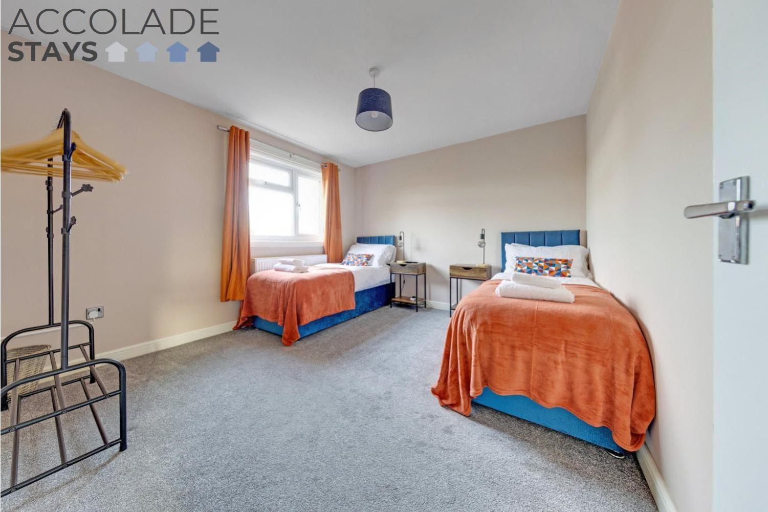 Casa de férias 3 Bed, Sleeps 6, With Parking And Wifi Basingstoke