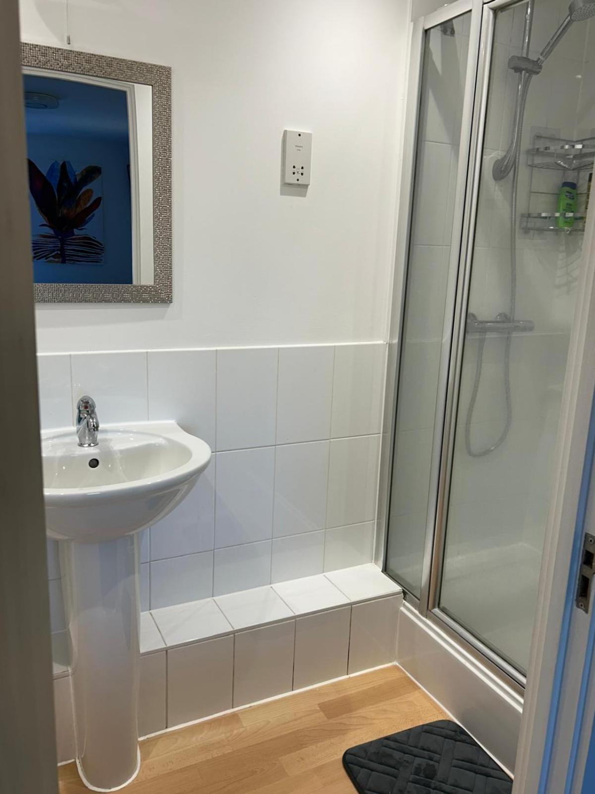 Wow 4 Beds 2 Bath With Lift Refurbished Apartment * Basingstoke