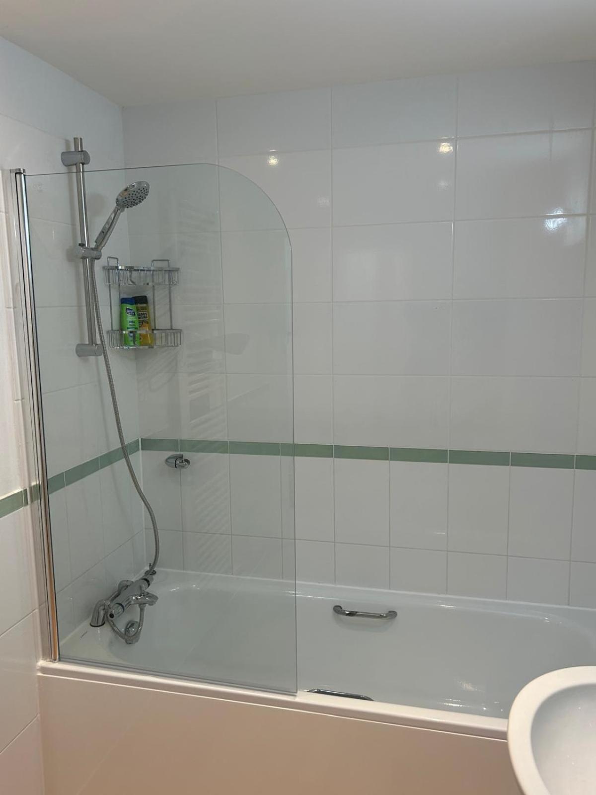 Wow 4 Beds 2 Bath With Lift Refurbished Apartment * Basingstoke