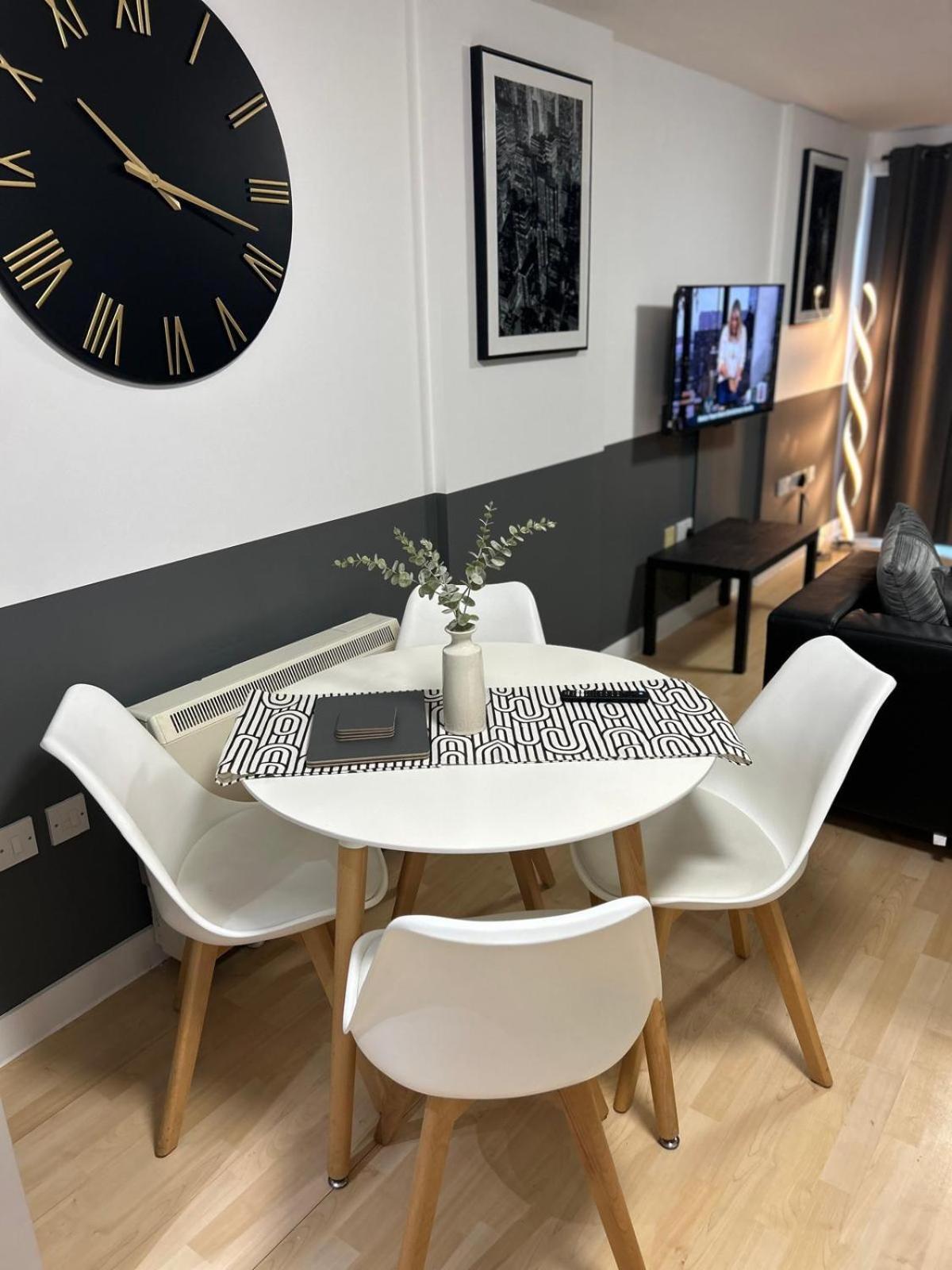 Wow 4 Beds 2 Bath With Lift Refurbished Apartment Basingstoke