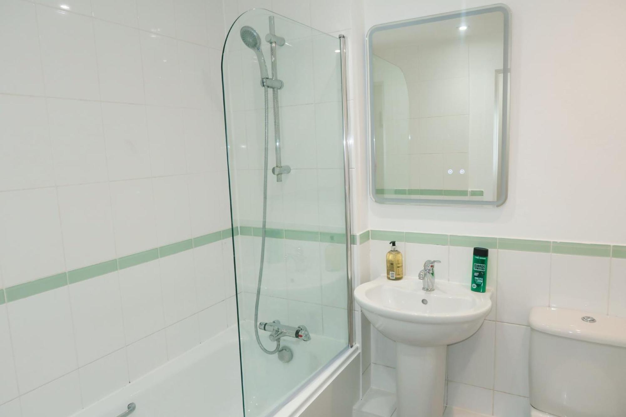 Refurbished Apartment 2 Bath 2 Bedroom Wlift! Basingstoke