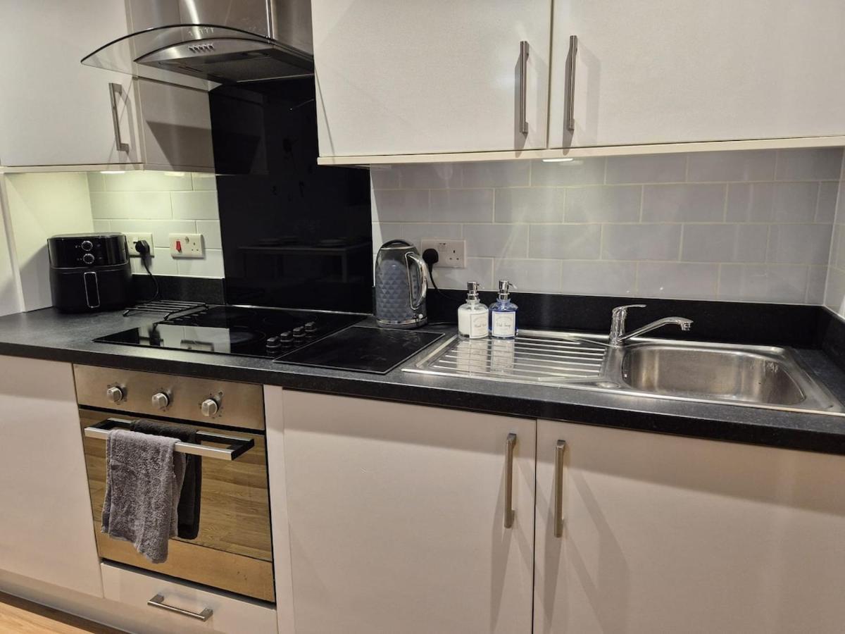 Sapphire Luxe- Sleeps 4 With Free Parking Basingstoke