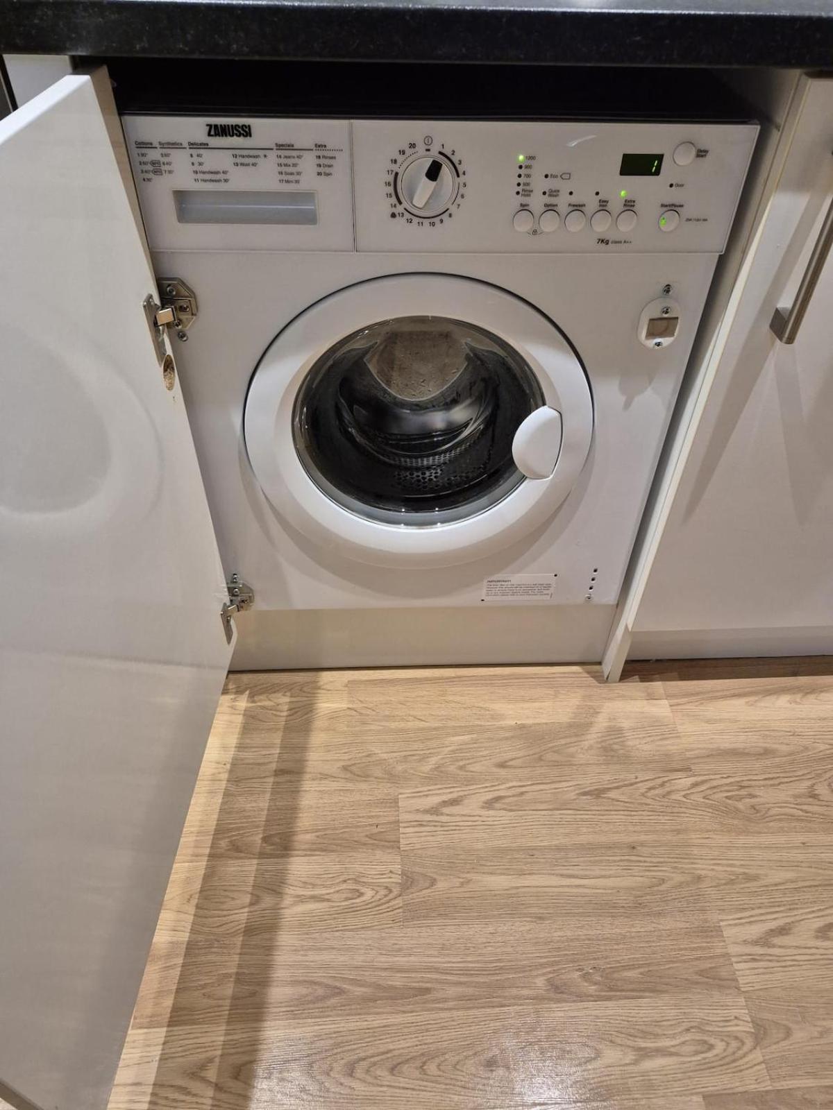 Sapphire Luxe- Sleeps 4 With Free Parking *