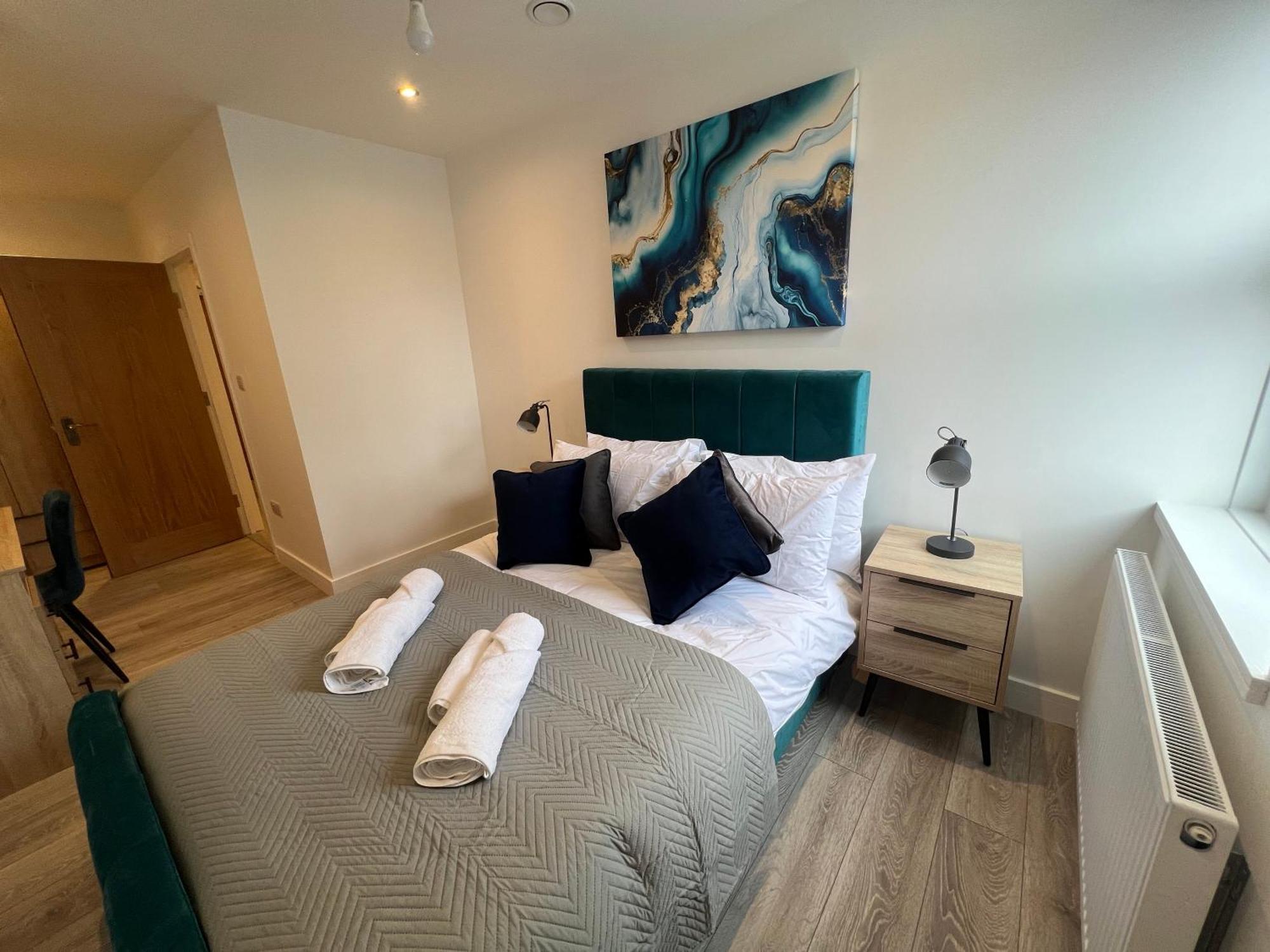 2 Bedroom - In The Heart Of * Basingstoke