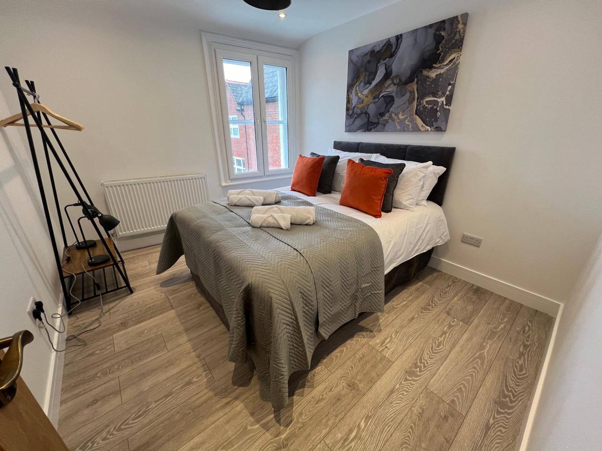 2 Bed - Shops, Dining & Trains Nearby * Basingstoke