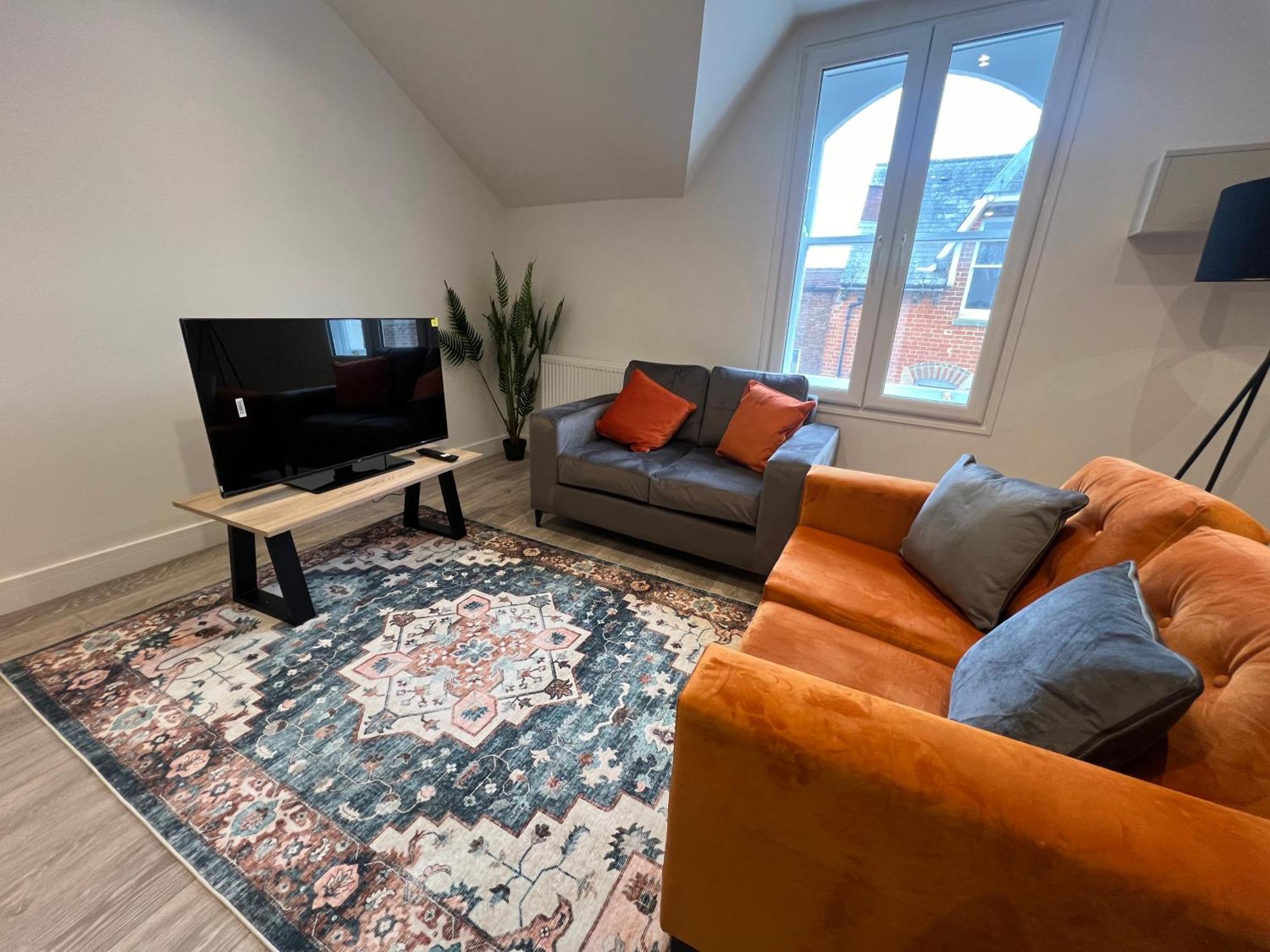 2 Bed - Shops, Dining & Trains Nearby Apartamento