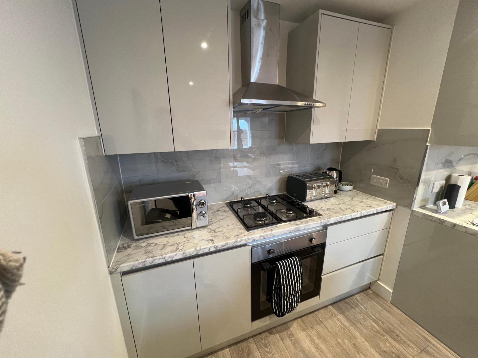 2 Bed - Shops, Dining & Trains Nearby Apartamento *