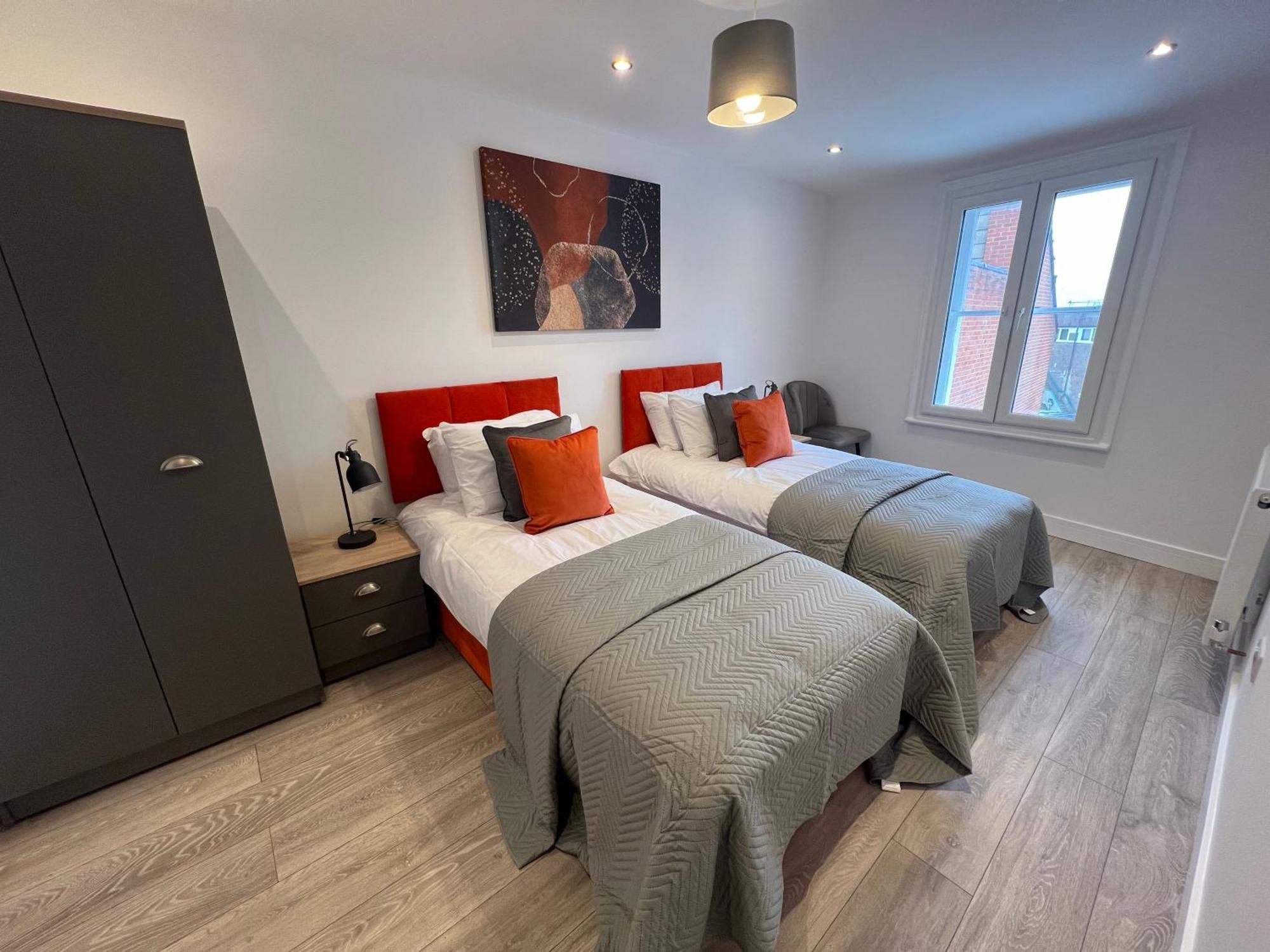 2 Bed - Shops, Dining & Trains Nearby *
