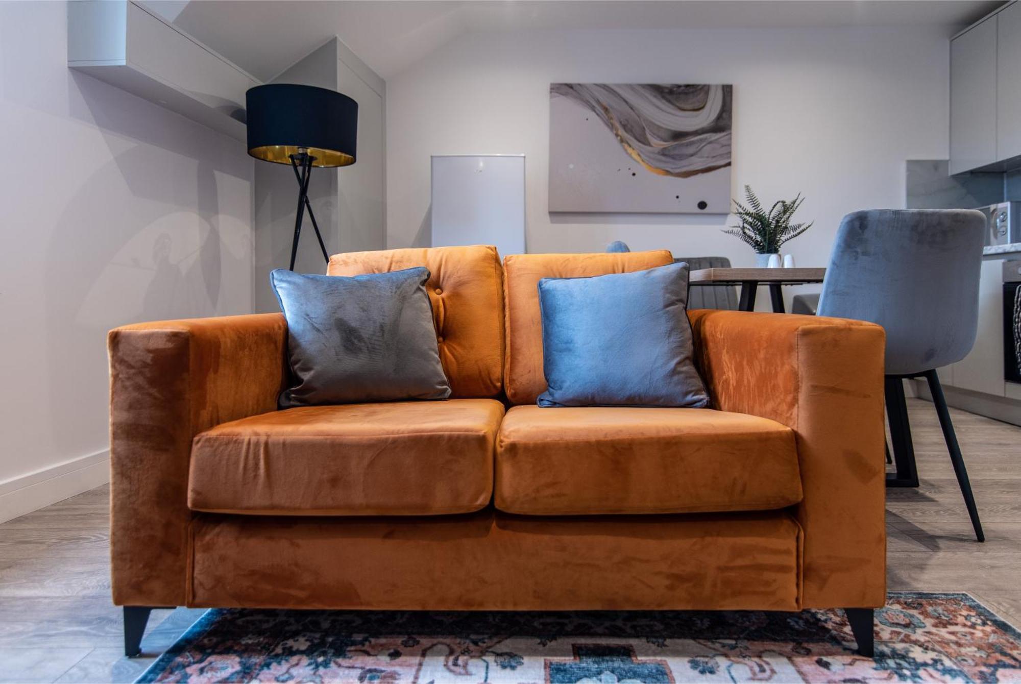 2 Bed - Shops, Dining & Trains Nearby Basingstoke