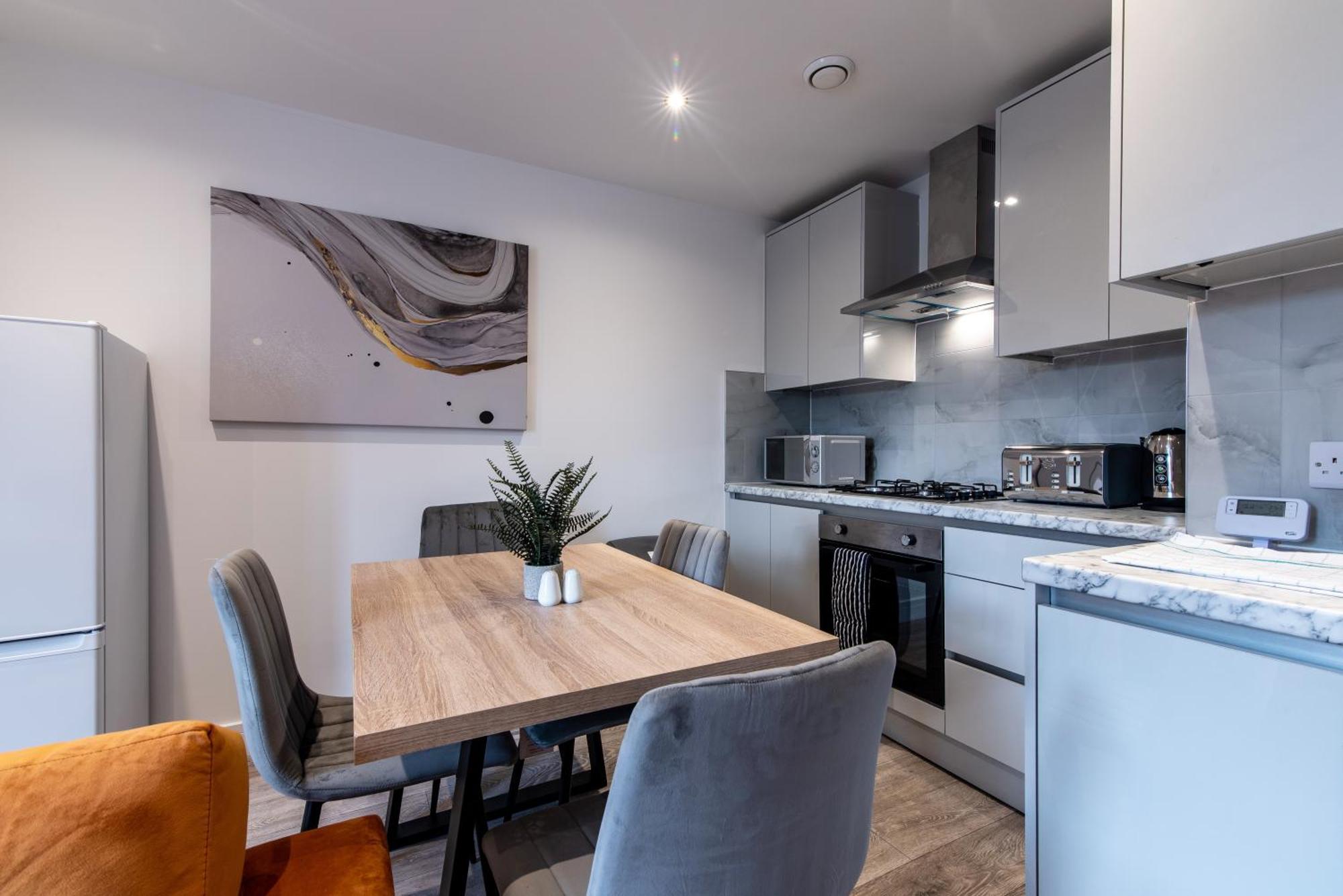 2 Bed - Shops, Dining & Trains Nearby Apartamento