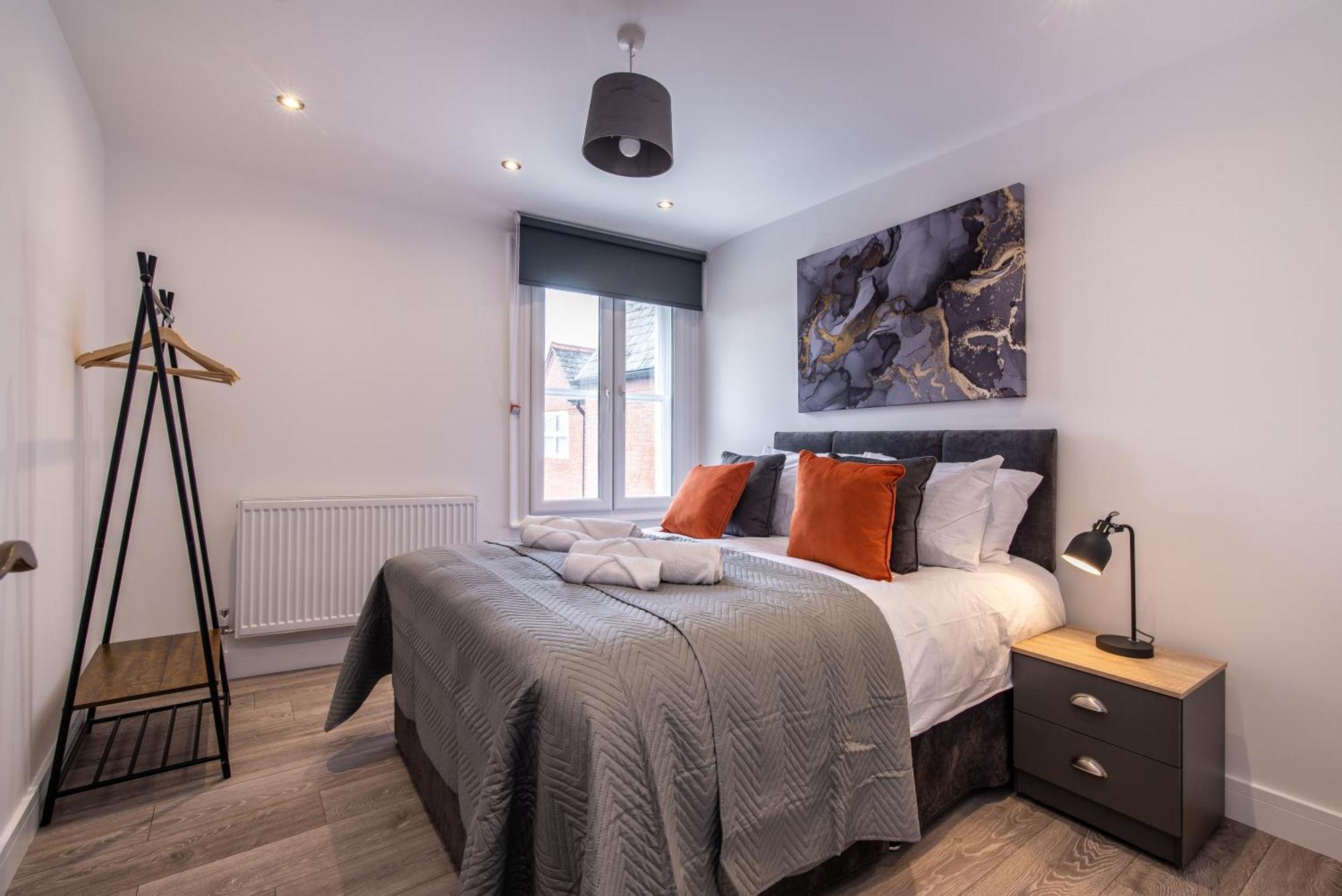 2 Bed - Shops, Dining & Trains Nearby *