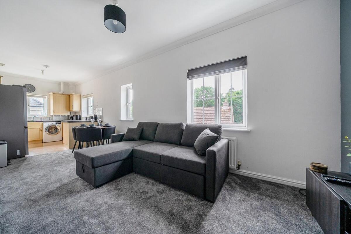 Modern 2 Bed Located Chineham Business Park With Free Parking, Wifi, Netflix By Ai Estate Group Apartment *