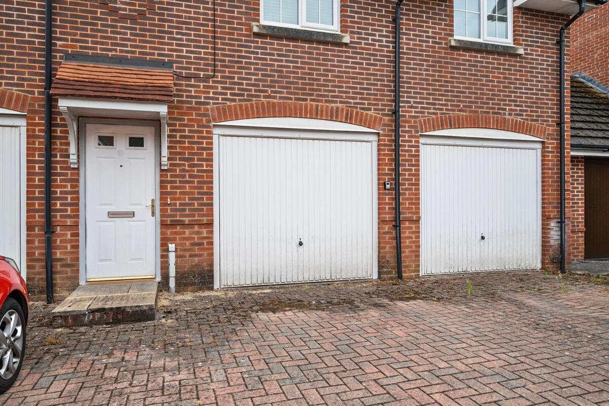 Modern 2 Bed Located Chineham Business Park With Free Parking, Wifi, Netflix By Ai Estate Group * Basingstoke