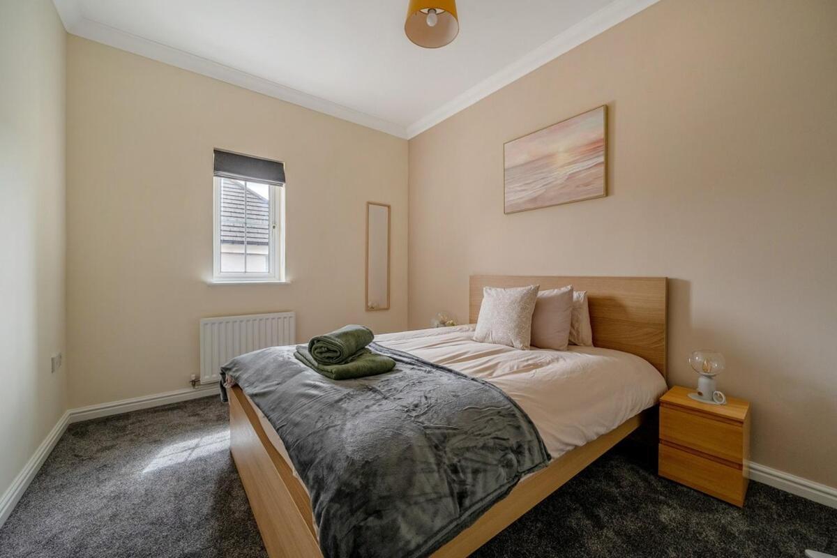 Modern 2 Bed Located Chineham Business Park With Free Parking, Wifi, Netflix By Ai Estate Group Apartment