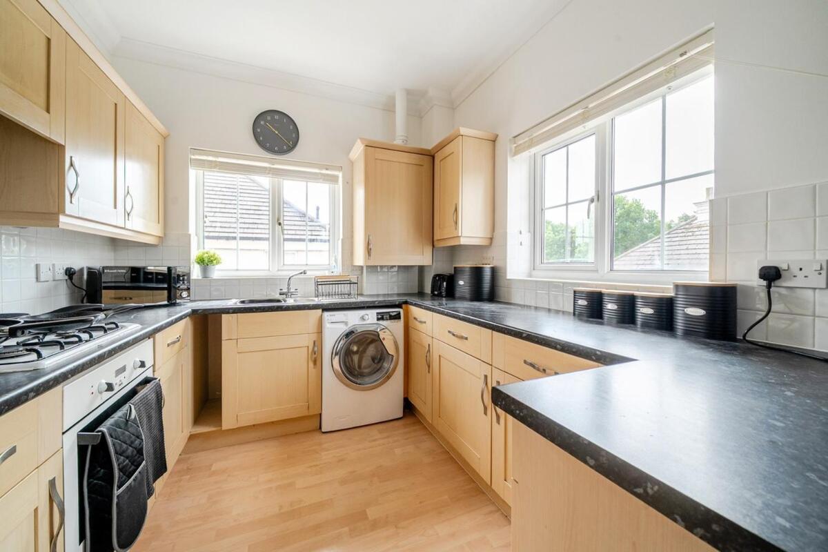 Modern 2 Bed Located Chineham Business Park With Free Parking, Wifi, Netflix By Ai Estate Group * Basingstoke