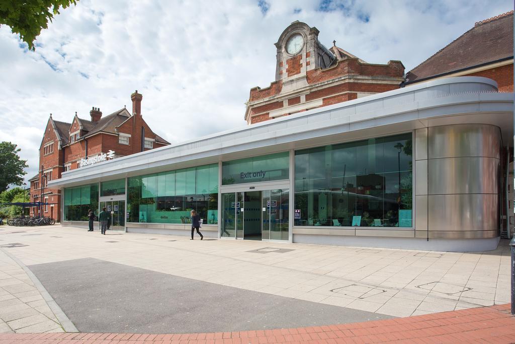 St Raphael House, Centre Charming Basingstoke