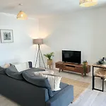 2 Bedroom Serviced Apartment With Free Parking, Wifi & Netflix, Basingstoke