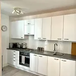 2 Bedroom Serviced Apartment With Free Parking, Wifi & Netflix, Basingstoke