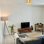 2 Bedroom Serviced Apartment With Free Parking, Wifi & Netflix, Basingstoke