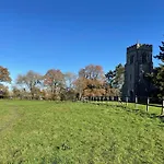 Club Cottages, Farleigh Wallop Estate