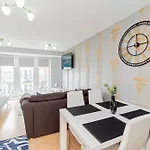 Chic 2-Bedroom Retreat 7 Mins To Station & Shop