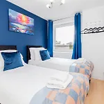 Chic 2-Bedroom Retreat 7 Mins To Station & Shop