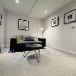 Modern One Bedroom Apartment, Basingstoke Central