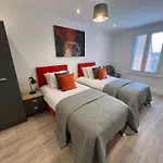 Central 2 Bed Apartment - Shops, Dining & Trains Nearby