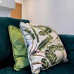 Accessible 2-Bed Apartment In Central Basingstoke