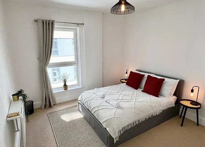 2 Bedroom Serviced Apartment With Free Parking, Wifi & Netflix, Basingstoke