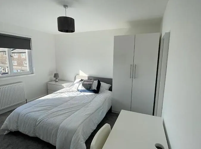 Double Room With Private Bathroom In Basingstoke