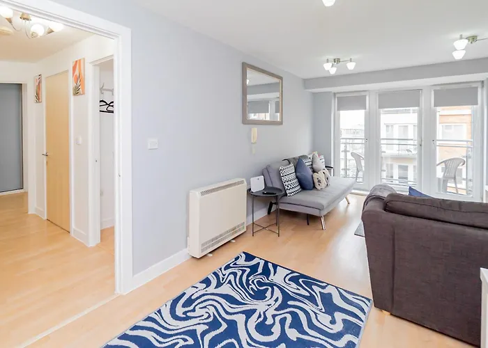 Chic 2-Bedroom Retreat 7 Mins To Station & Shop
