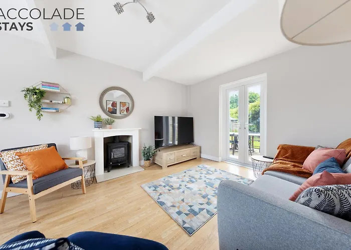 3 Bed, 2 Bath, Sleeps 6, With Free Parking & Wifi, Ideal For Contractors And Families
