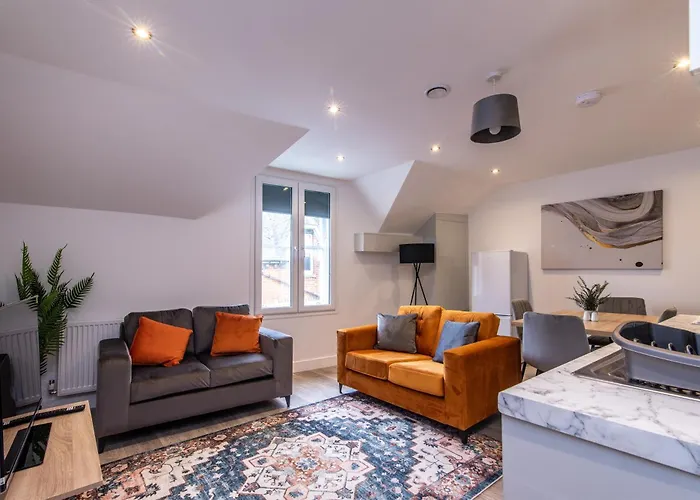 Central 2 Bed Apartment - Shops, Dining & Trains Nearby