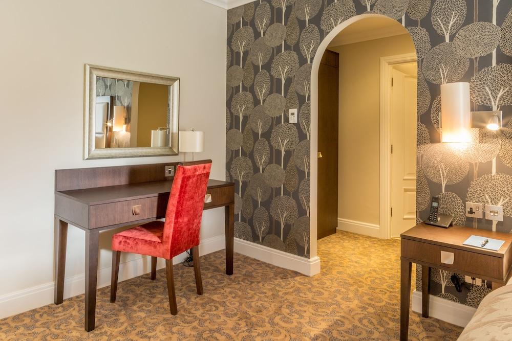 Oakley Hall Hotel 4*