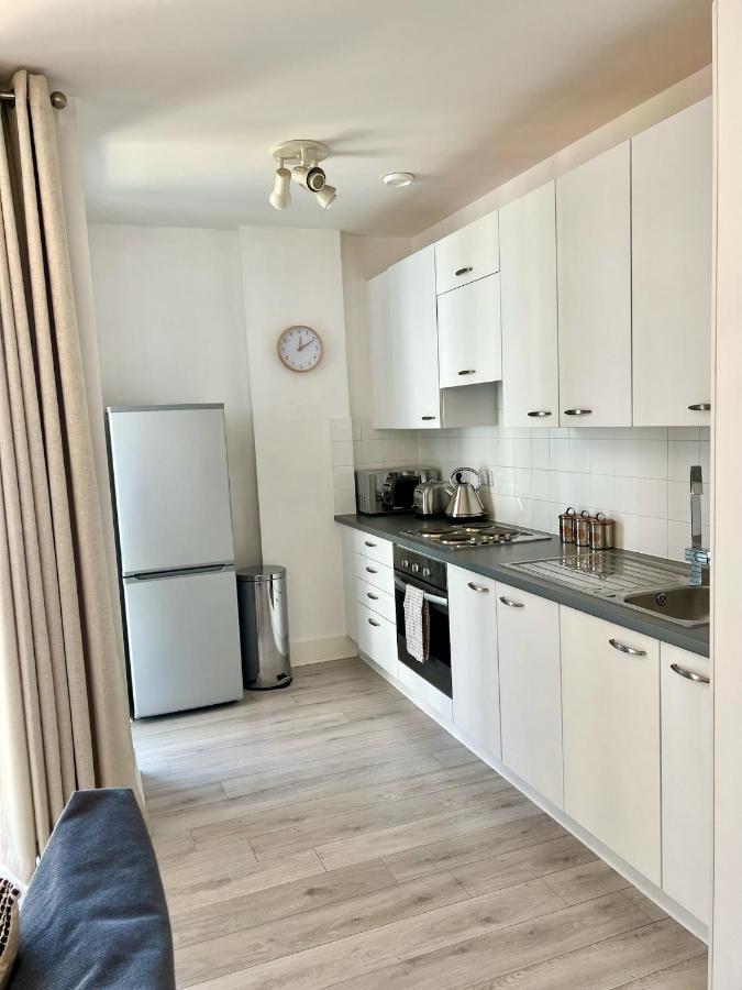 2 Bedroom Serviced With Free Parking, Wifi & Netflix, Basingstoke