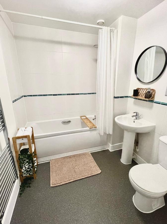 2 Bedroom Serviced With Free Parking, Wifi & Netflix, *