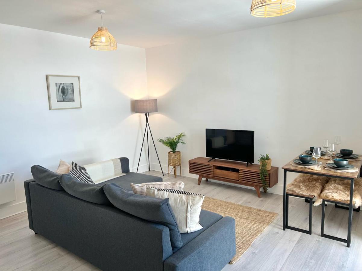 Apartment 2 Bedroom Serviced With Free Parking, Wifi & Netflix, *